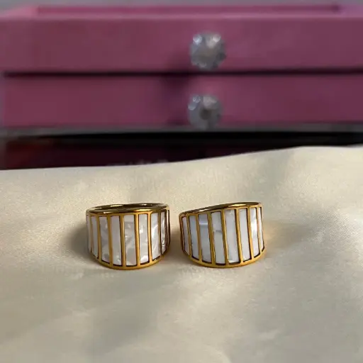 Elegant Striped Shell Gold Ring